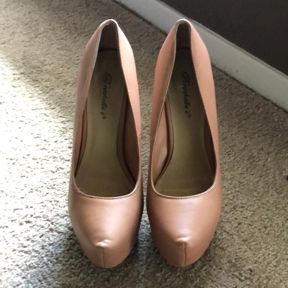 Nude pumps
